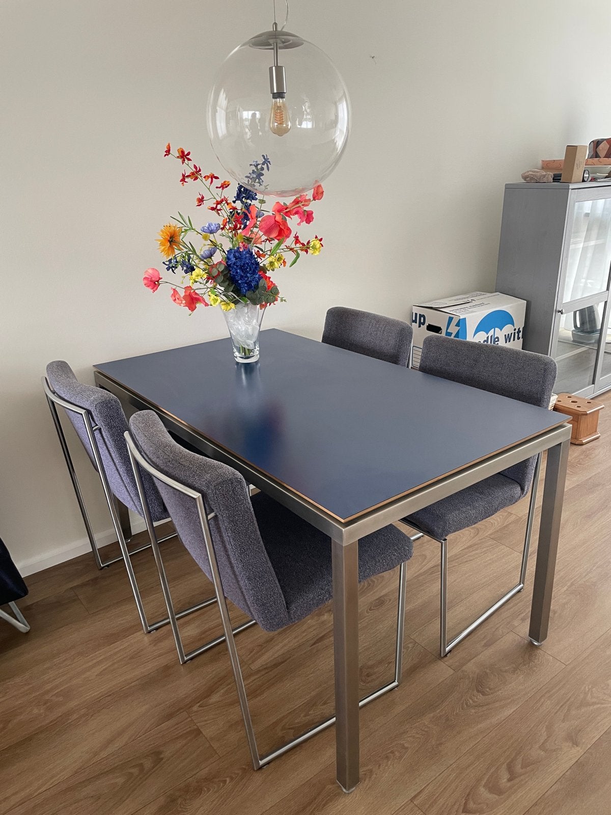 Harvink eetkamerstoelen met originele bekleding en eettafel, Ophalen, Gebruikt, Metaal, Vier