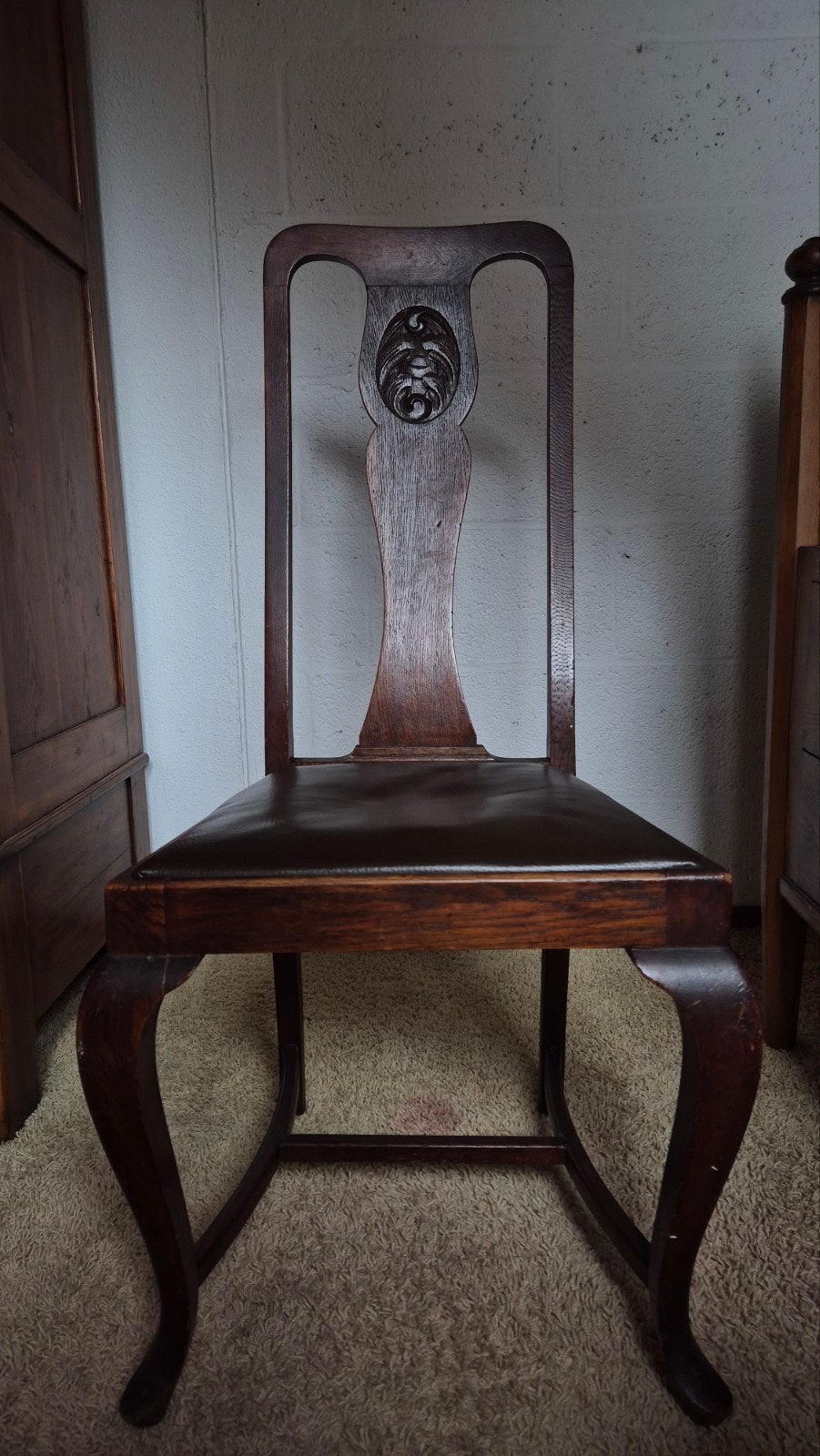 Antieke houten stoel met leren zitting en houtsnijwerk, Antiek en Kunst, Antiek | Meubels | Stoelen en Banken, Ophalen