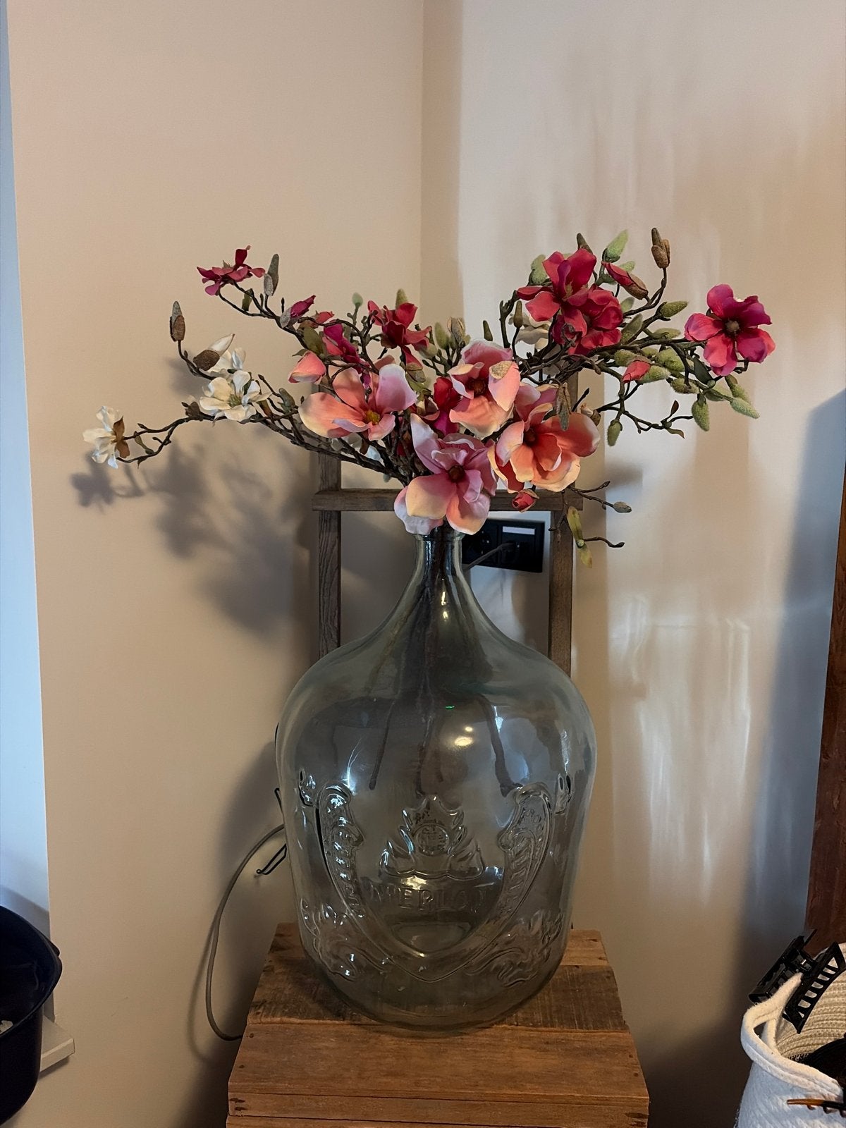 Grote glazen fles met 'Merlot' reliëf en kunstbloemen, Ophalen