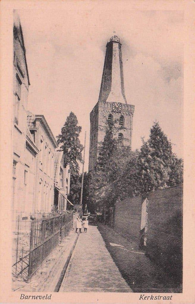 Barneveld - Kerkstraat met kinderen (rond 1930), Ophalen of Verzenden, 1920 tot 1940, Ongelopen, Gelderland
