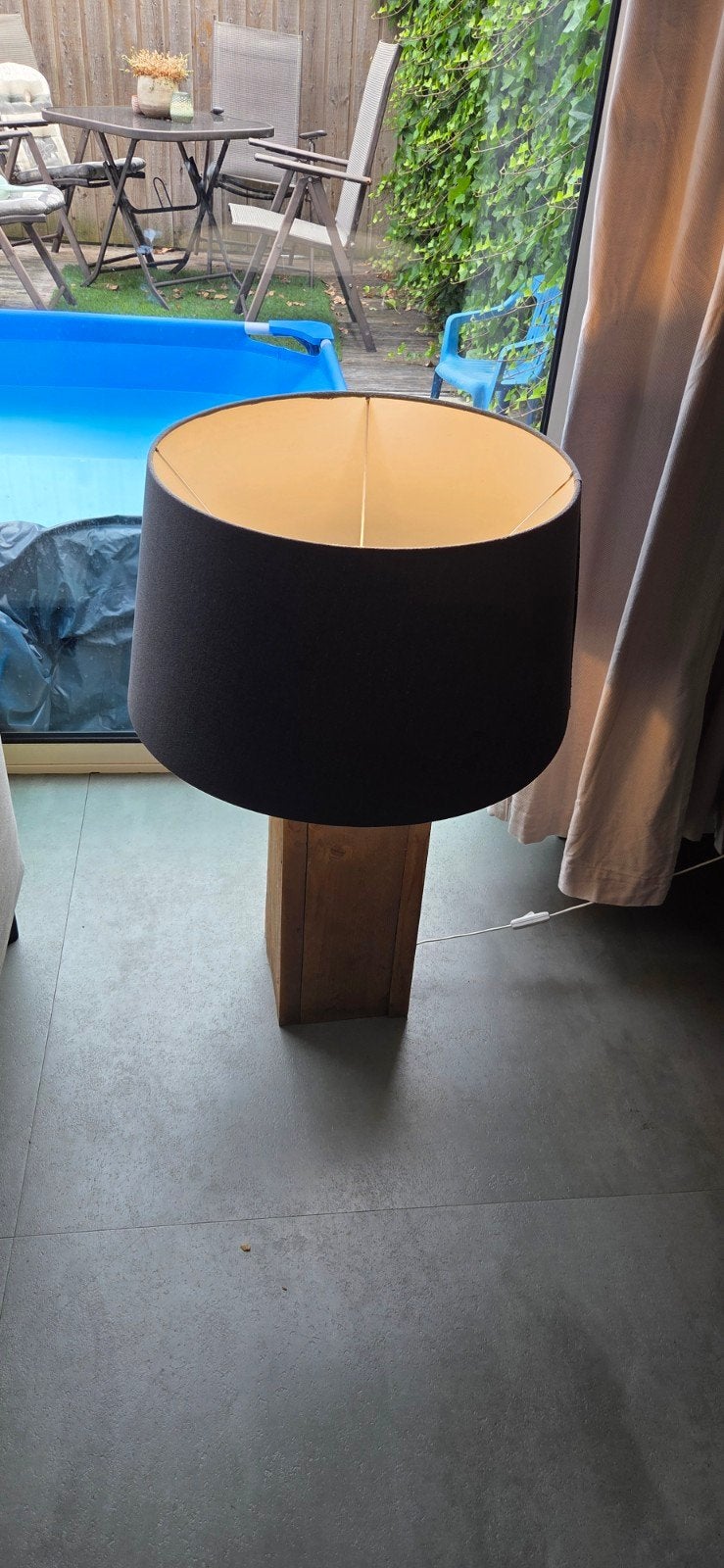 Moderne tafellamp met houten voet en grijze kap, Ophalen, Grijs, Modern, Textiel