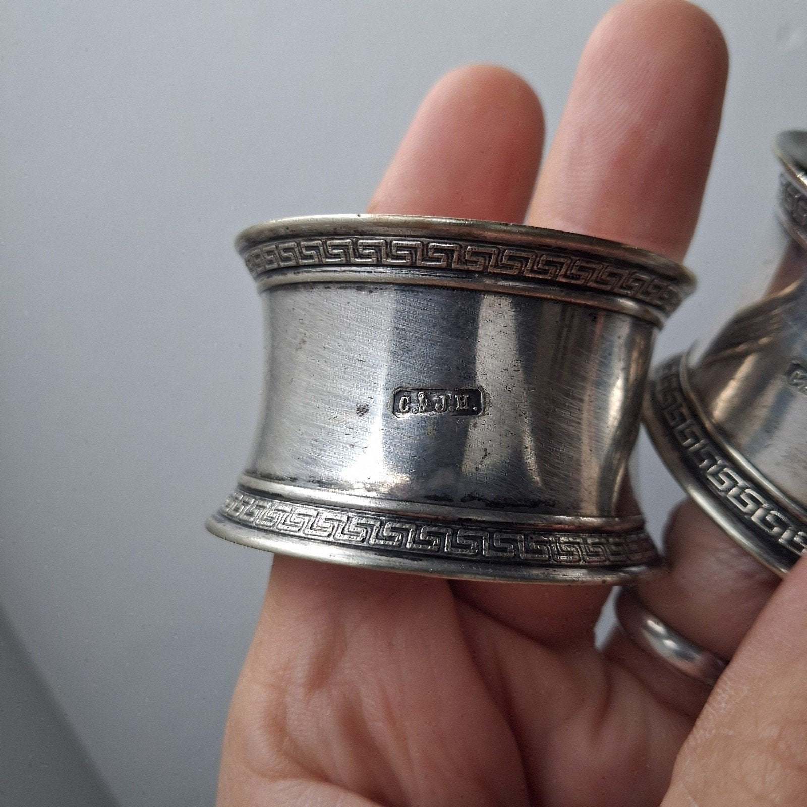 Set van 2 Verzilverde Servetringen met Grieks Motief, Antiek en Kunst, Ophalen of Verzenden, Zilver