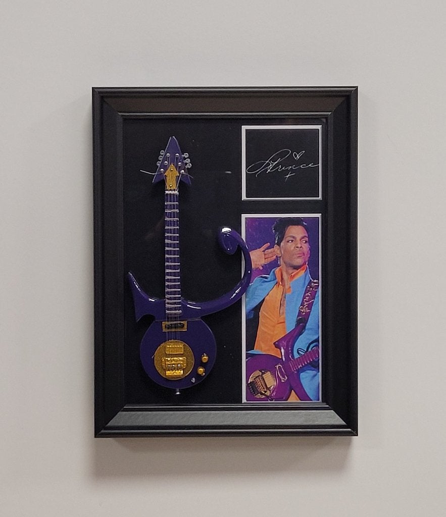 Prince Purple miniatuur gitaar op lijst wanddeco decoratie