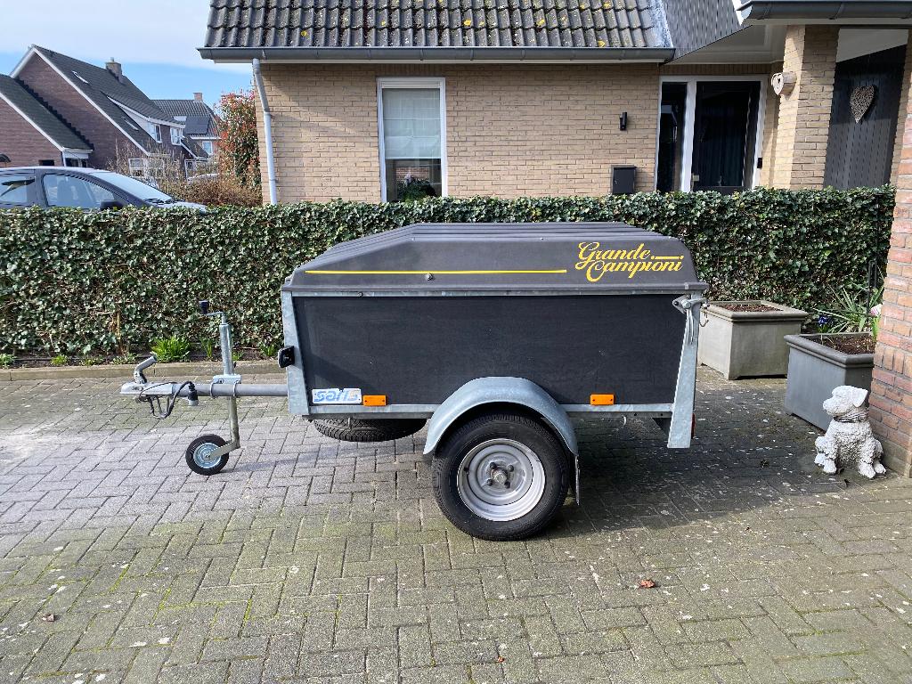 Te Huur Kleine bagagewagen voor de vakantie met deksel