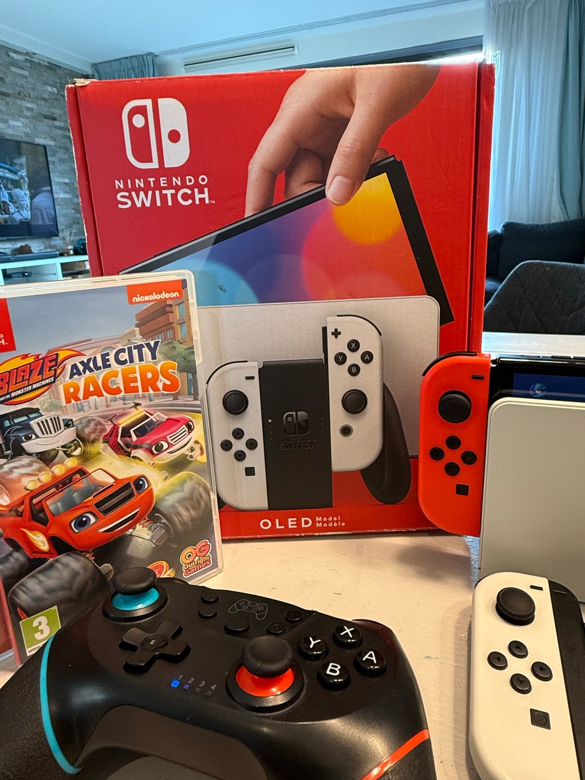 Nintendo Switch OLED met extra controllers en games, Spelcomputers en Games, Met games, Zo goed als nieuw, Met 3 controllers of meer
