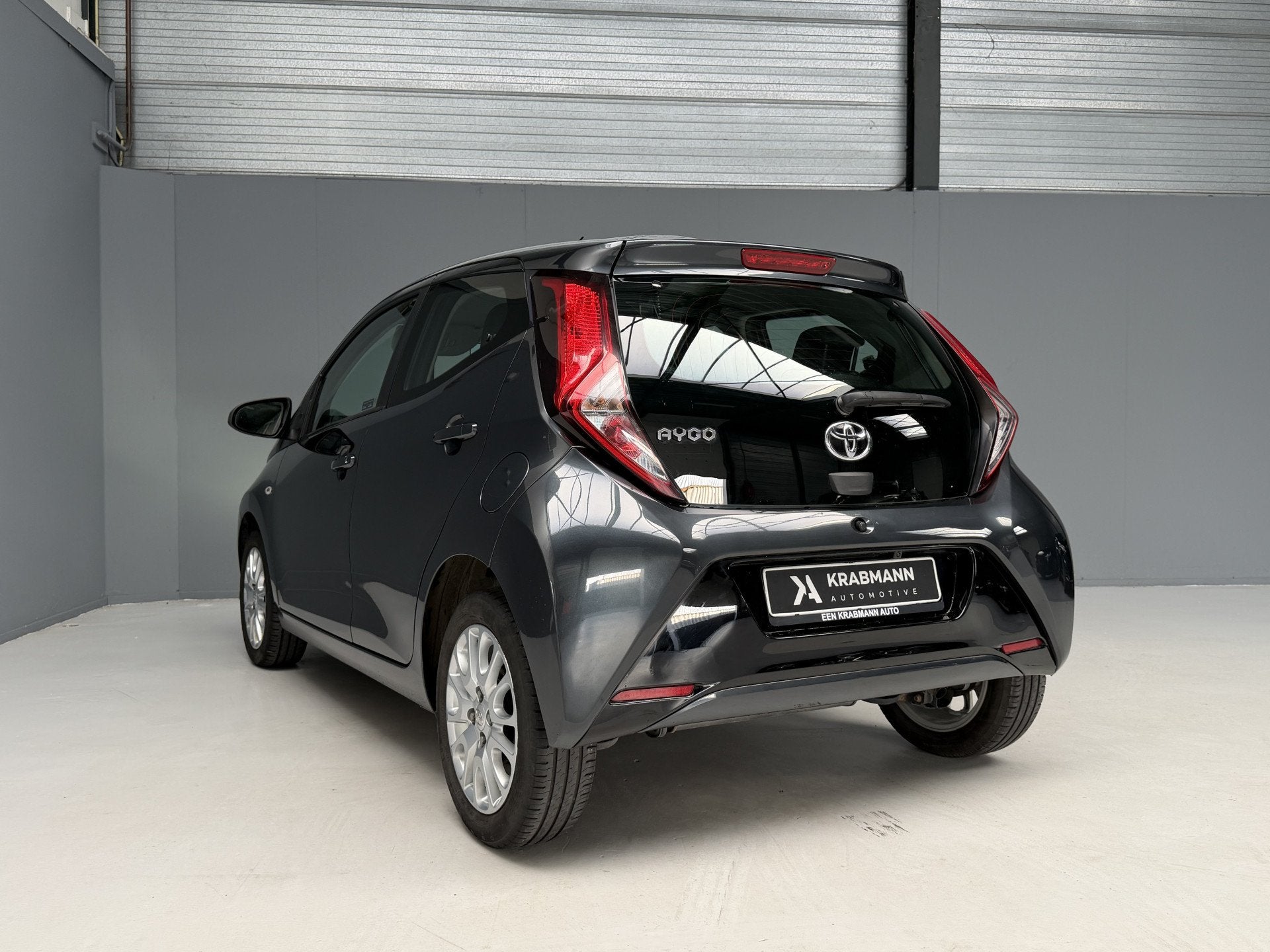 Toyota Aygo 1.0 VVT-i x-play DAB|Camera|Carplay|Automaat, Auto's, Toyota, Gebruikt, Zwart, 4 stoelen, Bedrijf