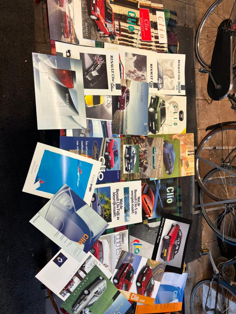 Renault Clio  folders /flyers, Boeken, Ophalen of Verzenden, Renault