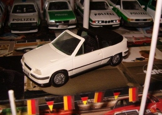 (47) Opel Kadett E Cabrio open van Gama 1/43, Hobby en Vrije tijd, Ophalen of Verzenden, Zo goed als nieuw, Auto, Gama