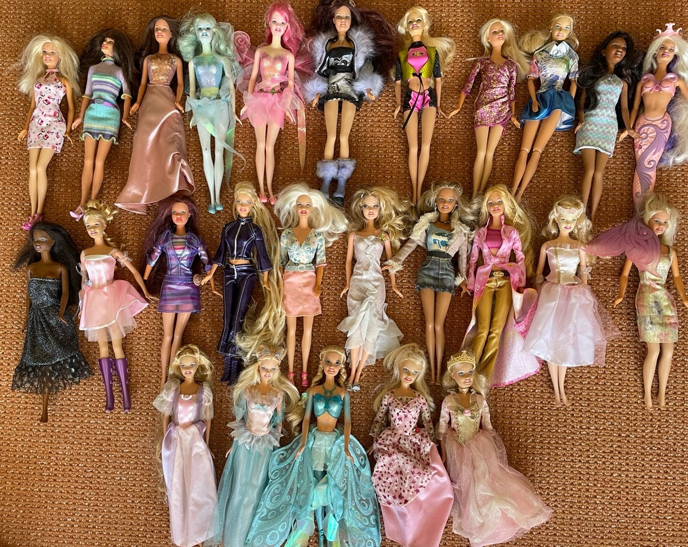 Diverse Barbiepoppen (26 stuks, o.a. Rapunzel,Zwanenmeer), Ophalen of Verzenden, Zo goed als nieuw, Barbie