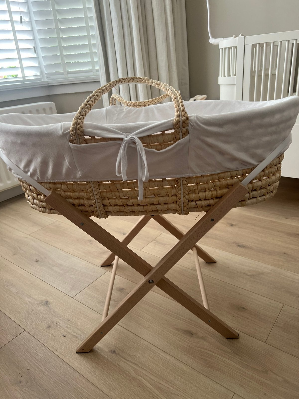 Nieuw! Draagmand met houten onderstel in Boho-stijl €320,00, Ophalen of Verzenden, Nieuw, Wieg