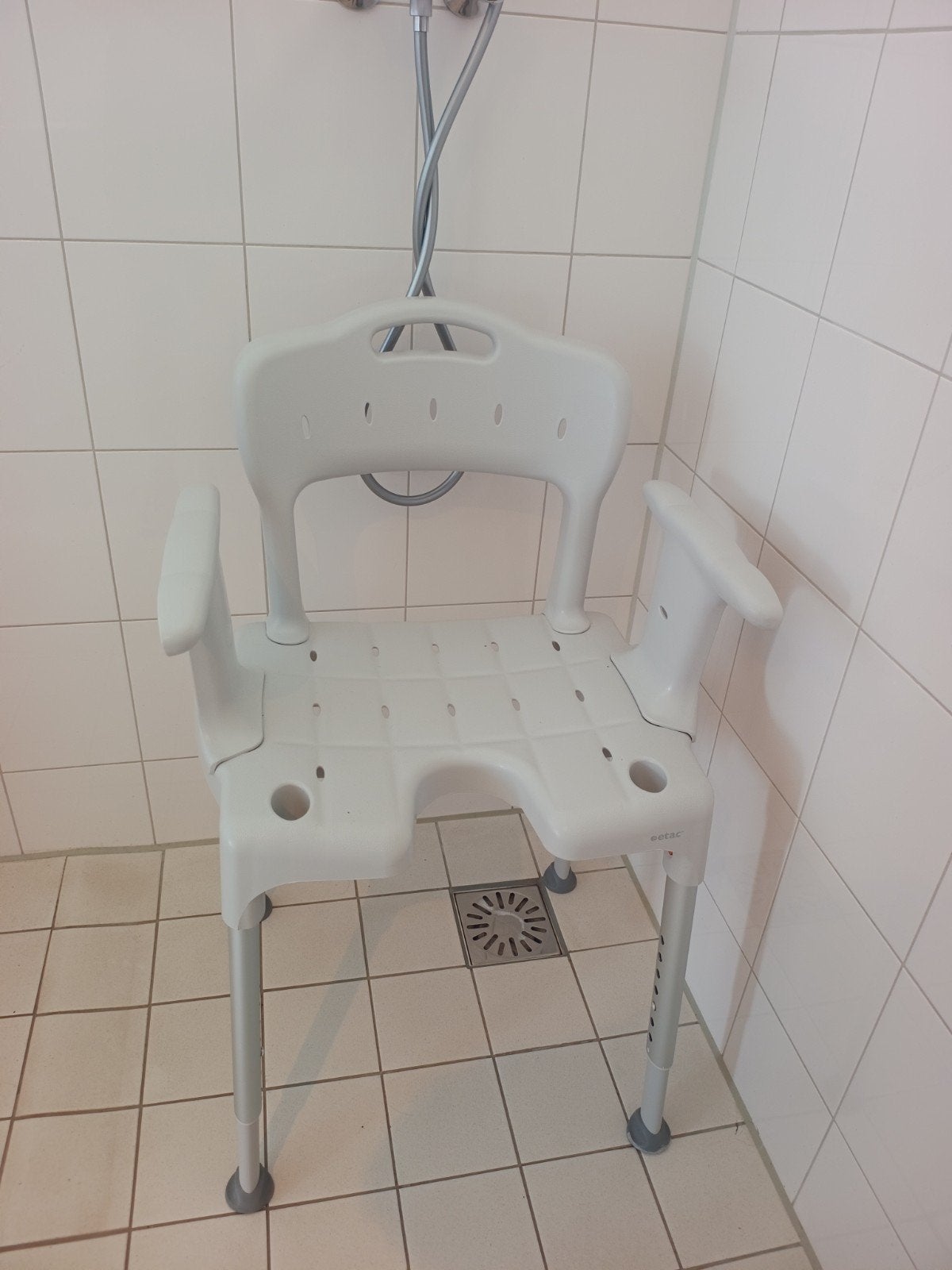 Etac Swift douchestoel in hoogte verstelbaar., Huis en Inrichting, Badkamer | Badkamermeubels, Ophalen, Overige typen, 50 tot 100 cm