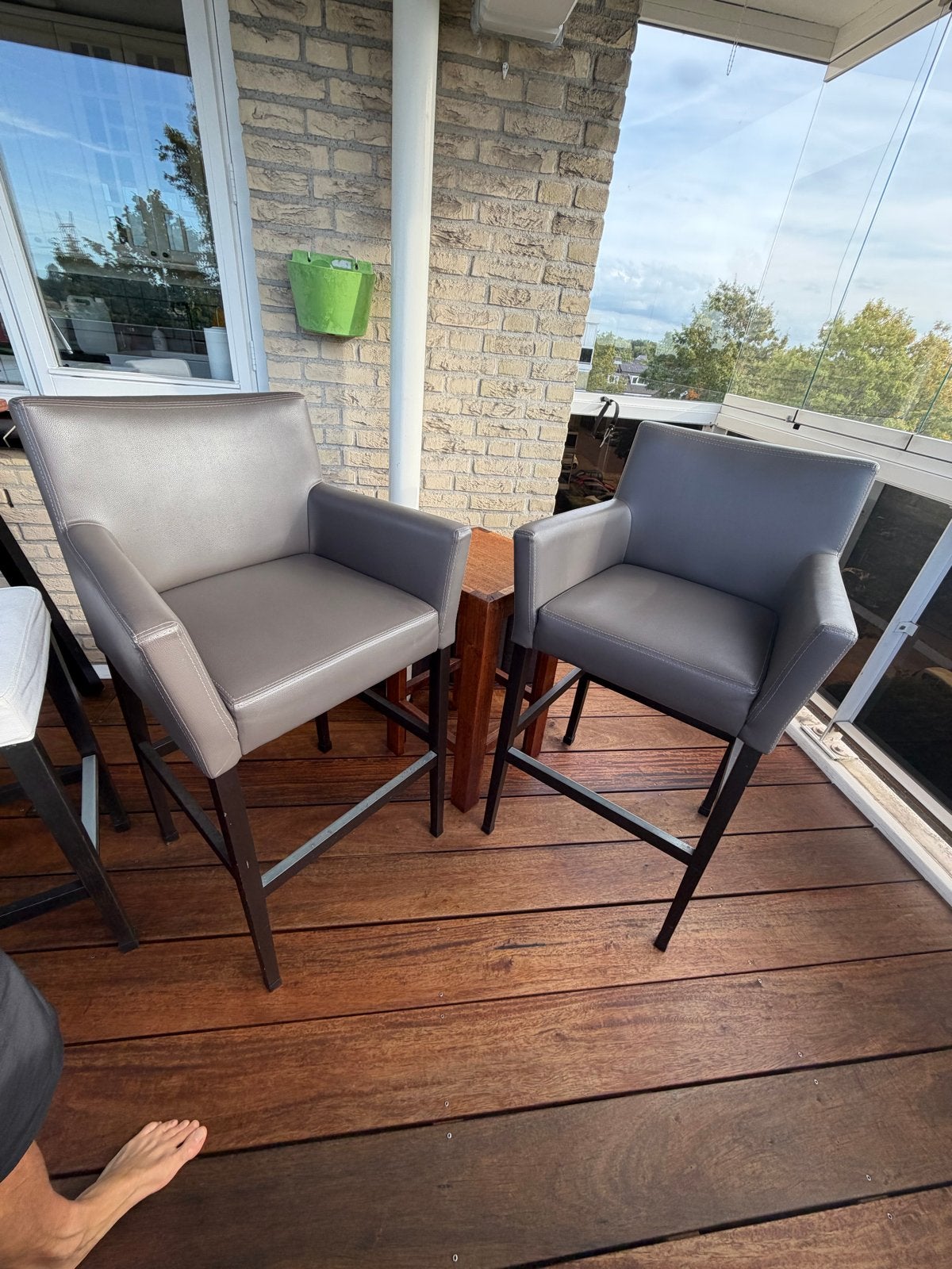 Set van 2 barkrukken met leren bekleding en houten poten, Ophalen, Gebruikt, 90 cm of meer, Hout