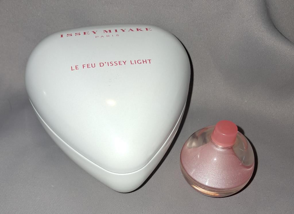 Luxe parfum mini - Issey miyake le fue d,light + doosje, Verzamelen, Parfumverzamelingen, Ophalen of Verzenden, Zo goed als nieuw