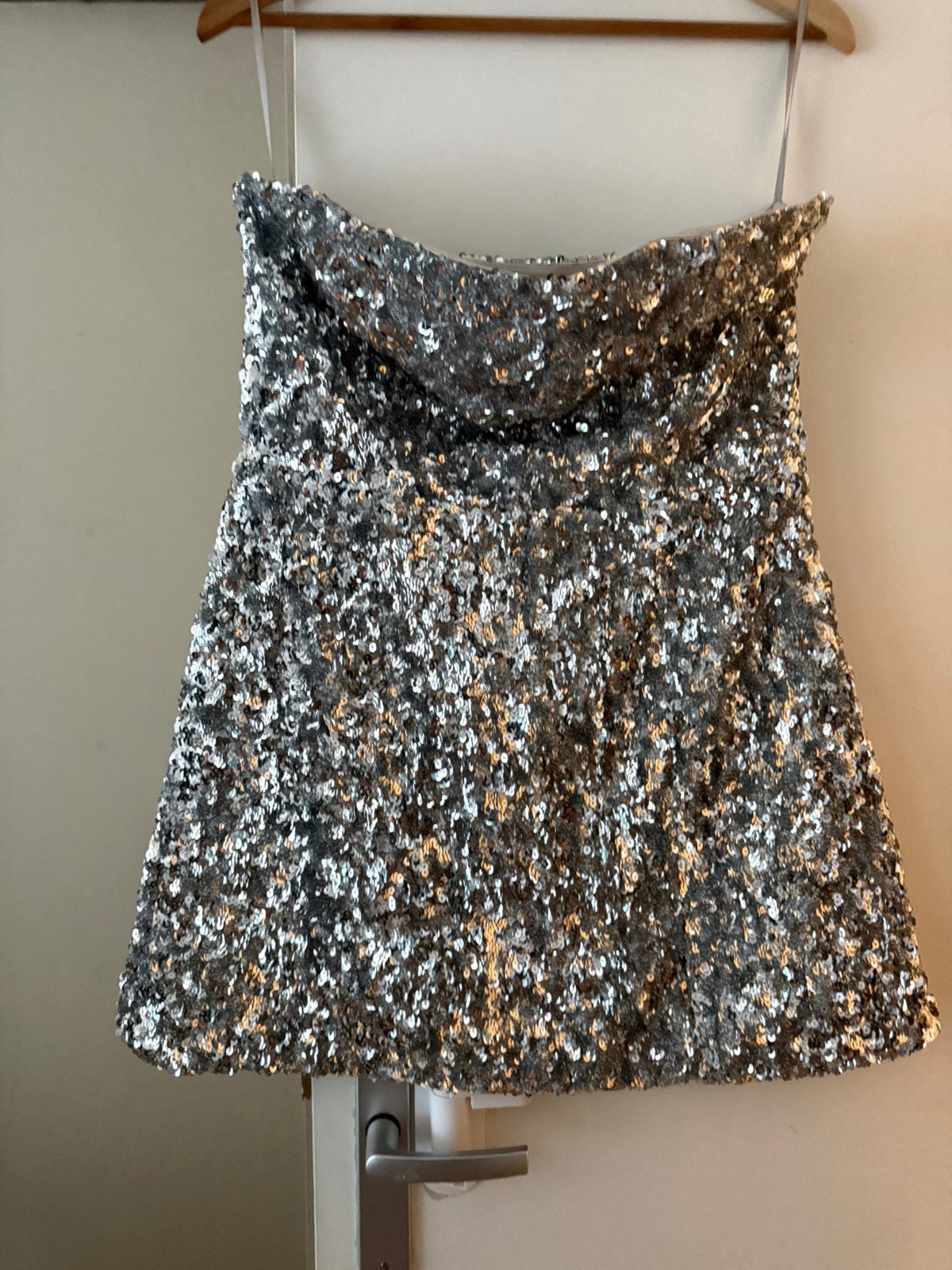 Olivia & Kate – Zilveren Crepe Pailletten Strapless Jurk, Kleding | Dames, Ophalen of Verzenden, Zo goed als nieuw, Boven de knie