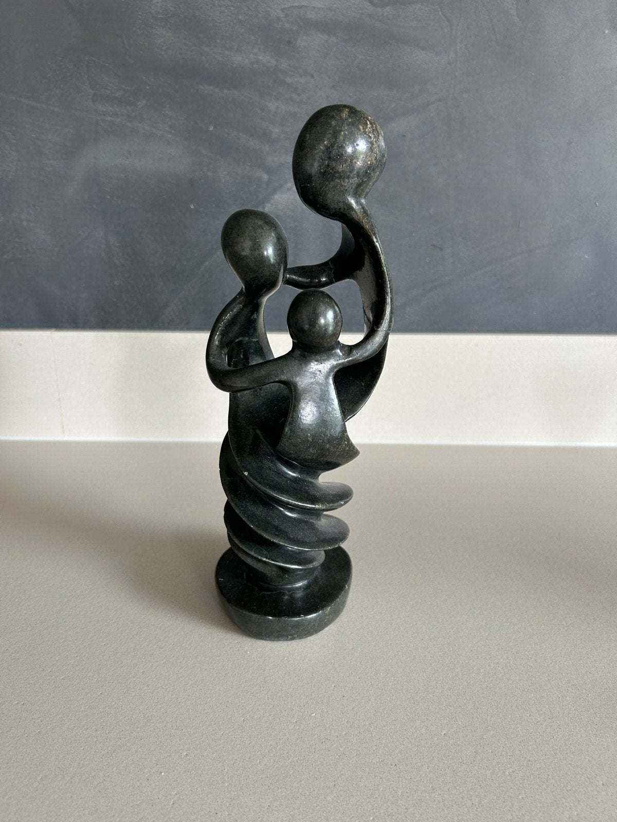 Abstracte sculptuur familie - 26 cm hoog, Groep mensen, Ophalen of Verzenden, Steen of Keramiek, Beeld