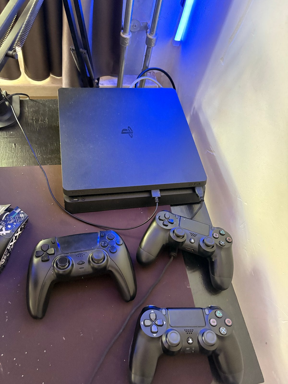 PlayStation 4 Slim met 3 controllers, Ophalen, Met games, Zo goed als nieuw, 1 TB