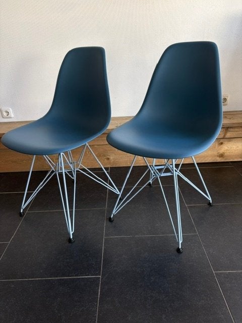 2 Vitra DSR stoelen, Sea blue/Sky blue , 2025, Vitra, Twee, Blauw, Design