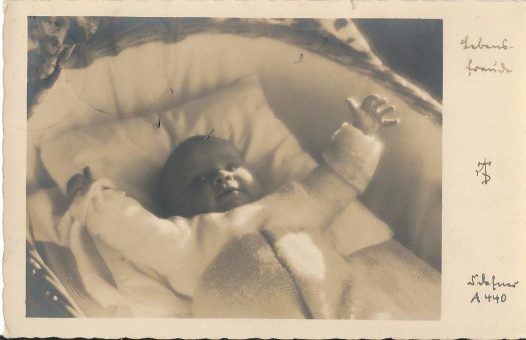Baby in wieg – fotokaart, Verzamelen, Ansichtkaarten | Themakaarten, Ophalen of Verzenden, 1920 tot 1940, Gelopen, Kinderen