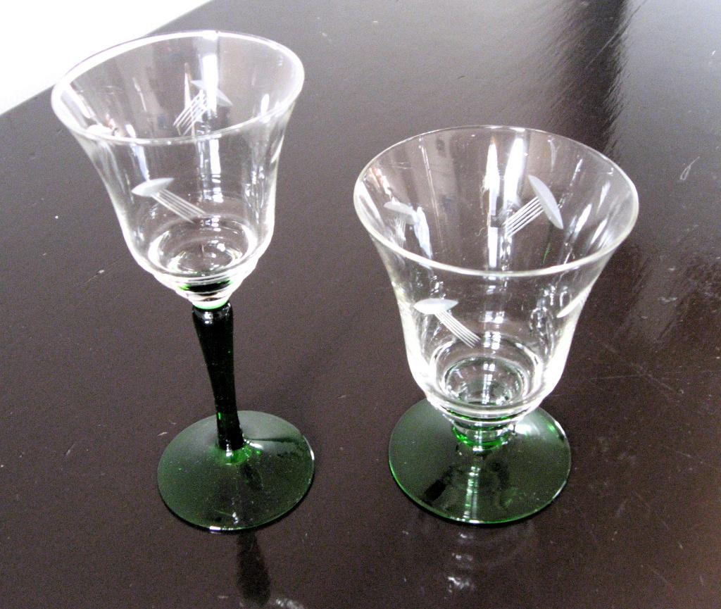 Twee art deco gegraveerde glazen met groene steel/voet 1960, Verzamelen, Ophalen of Verzenden, Zo goed als nieuw, Overige typen