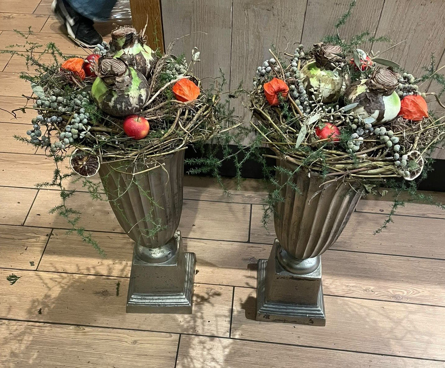 2 vazen met bloemstuk, 70 cm hoog, Ophalen, Gebruikt, Inclusief decoratie, 70 cm