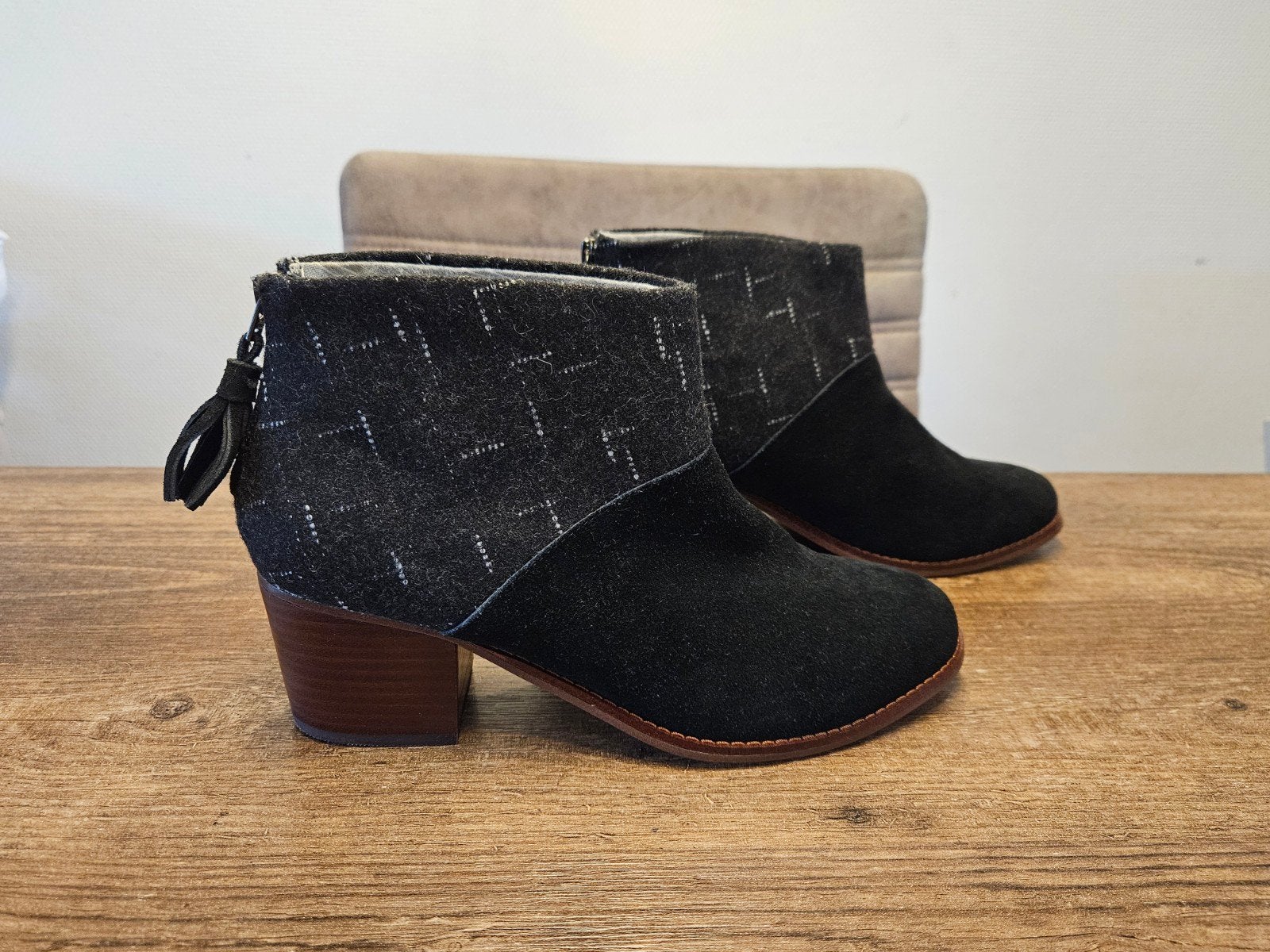 TOMS Leila. Enkellaars, zwart suède/gestippelde wol (40), Zwart, Lage of Enkellaarzen, Ophalen of Verzenden, Zo goed als nieuw