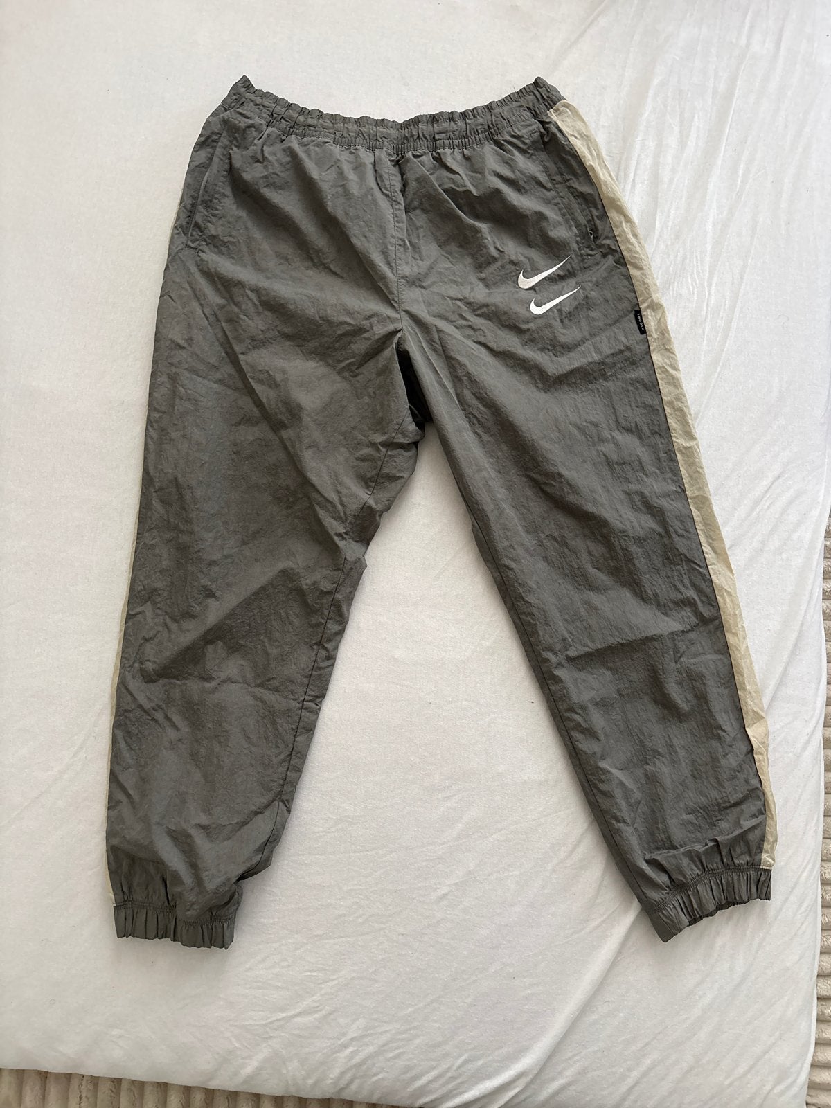 Nike Swoosh Track Pants Grijs/Beige - Maat XL, Ophalen, Zo goed als nieuw, Maat 56/58 (XL), Grijs