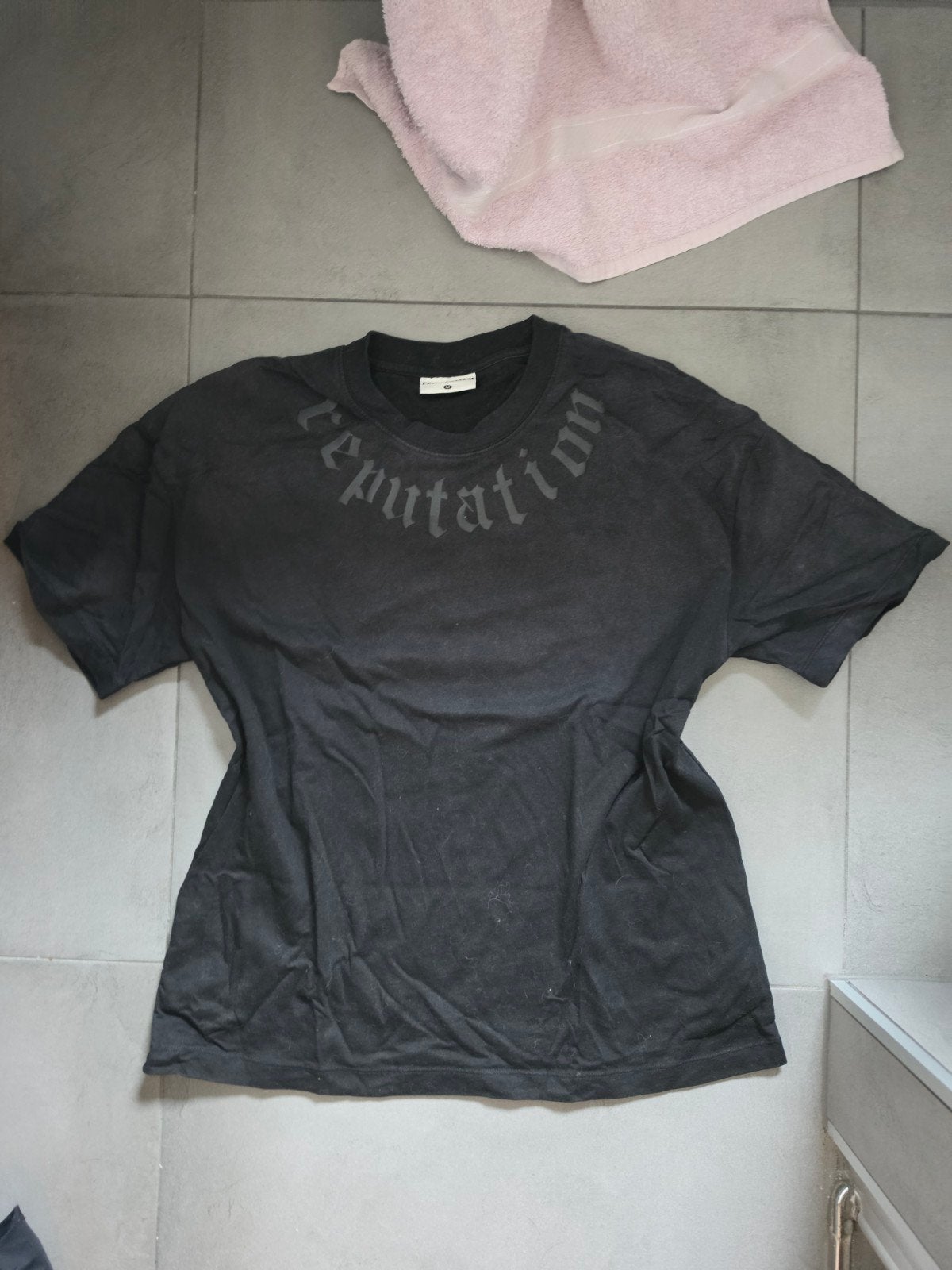 Taylor swift reputation tshirt officiële merch maat M, Ophalen, Zo goed als nieuw, Maat 38/40 (M), Korte mouw