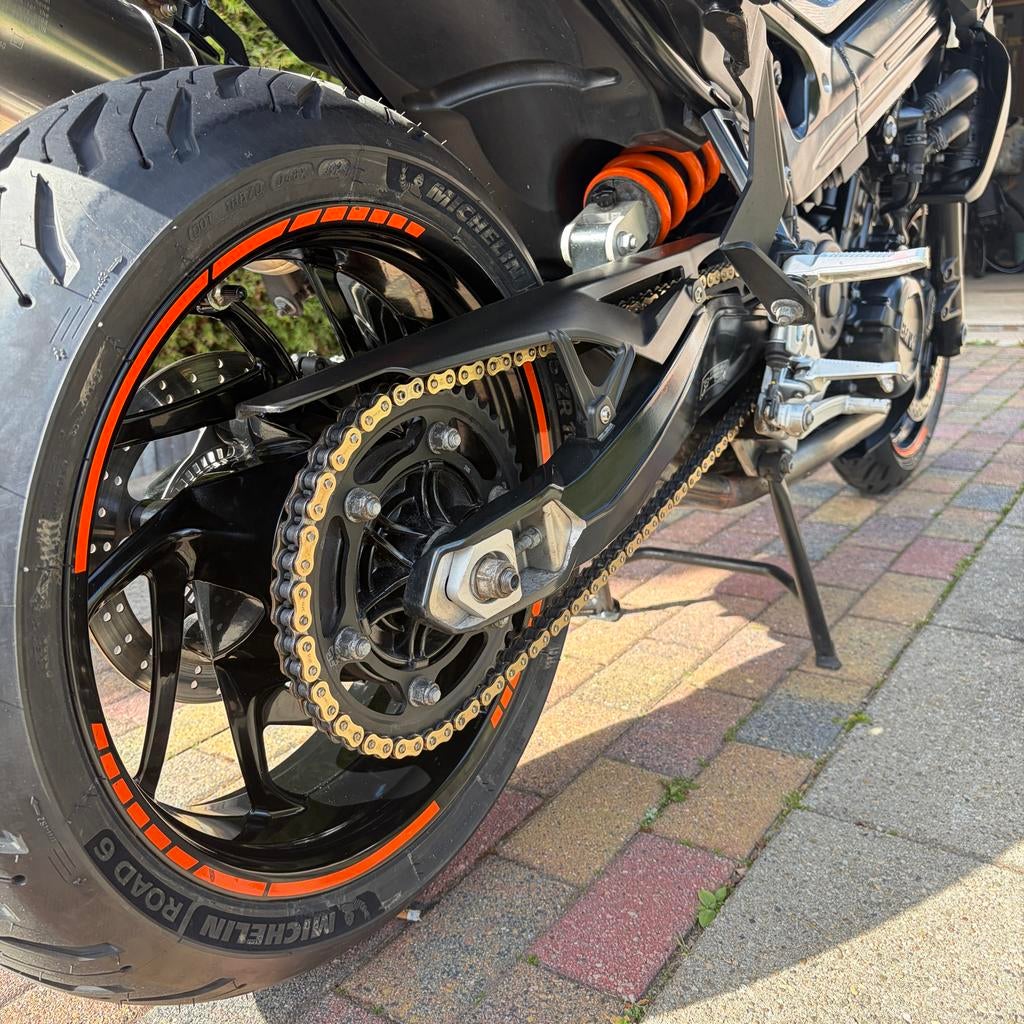 BMW F800R met nieuwe michelin road 6 banden en kettingset, Motoren, Particulier, Naked bike, LED Verlichting