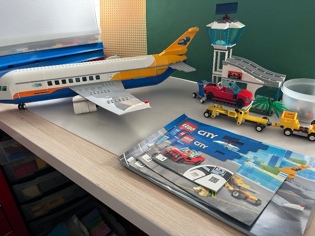 lego city 60262 vliegtuig met terminal auto passagiers enz, Kinderen en Baby's, City, Lego, Ophalen of Verzenden, Zo goed als nieuw