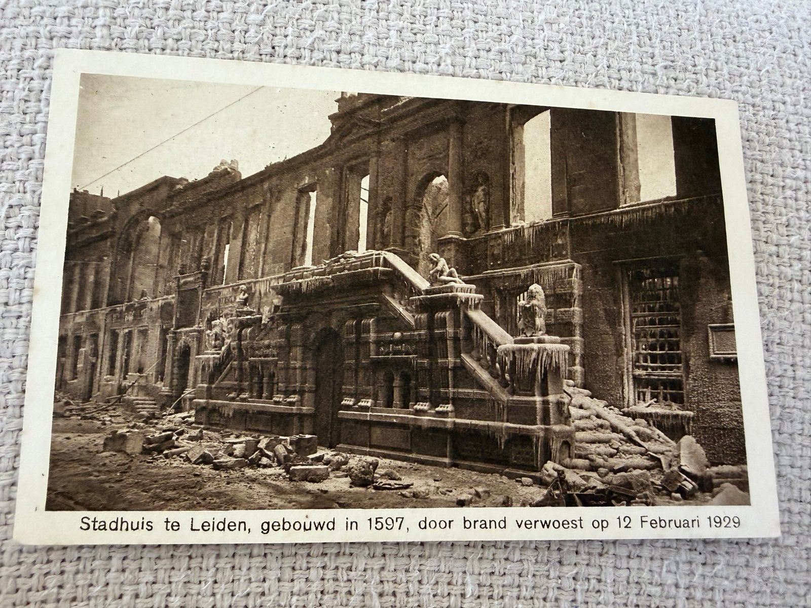 Oude ansichtkaarten Leiden stadhuis brand 1929, Ophalen of Verzenden, 1920 tot 1940, Gelopen, Zuid-Holland