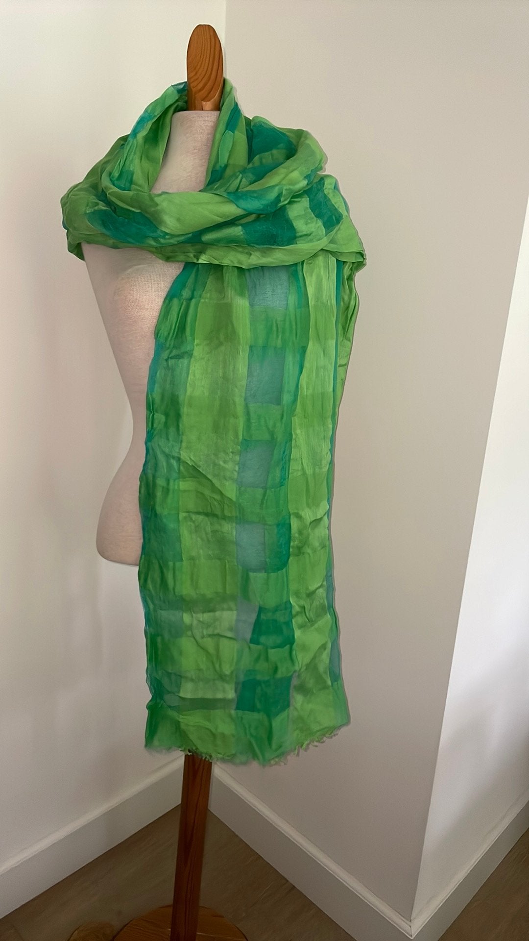 Groene sjaal van MaxMara weekend, Verzenden, Gedragen, Sjaal