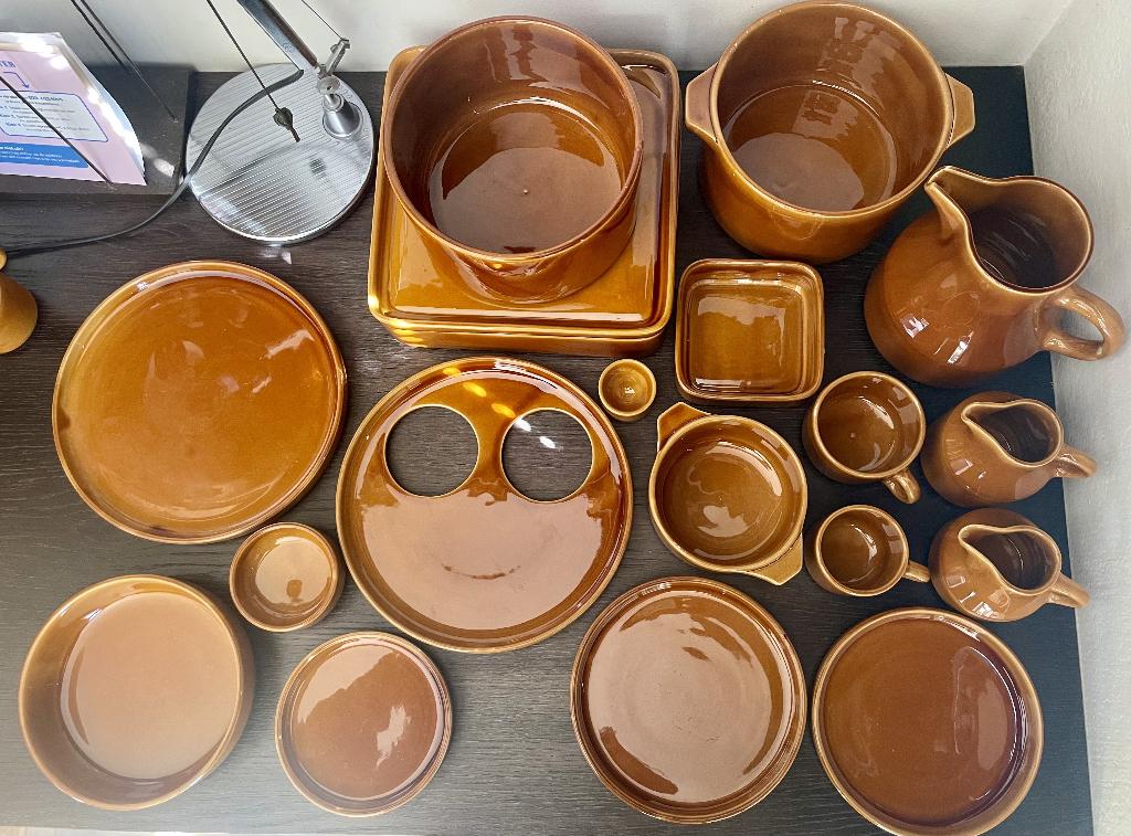 Frans cognac-kleurig jaren 70 aardewerk servies incompleet, Ophalen, Gebruikt, Overige typen, Overige stijlen