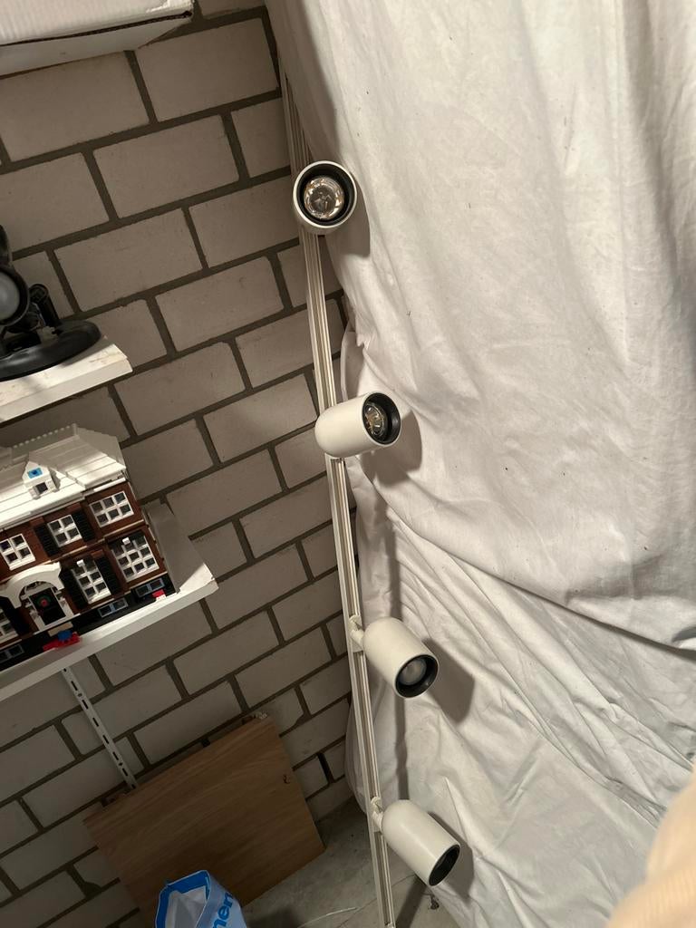 Lampen rails met 4 lampen (mist 1 lamp), Huis en Inrichting, Lampen | Spots, Ophalen, Halogeen, Gebruikt, Metaal of Aluminium