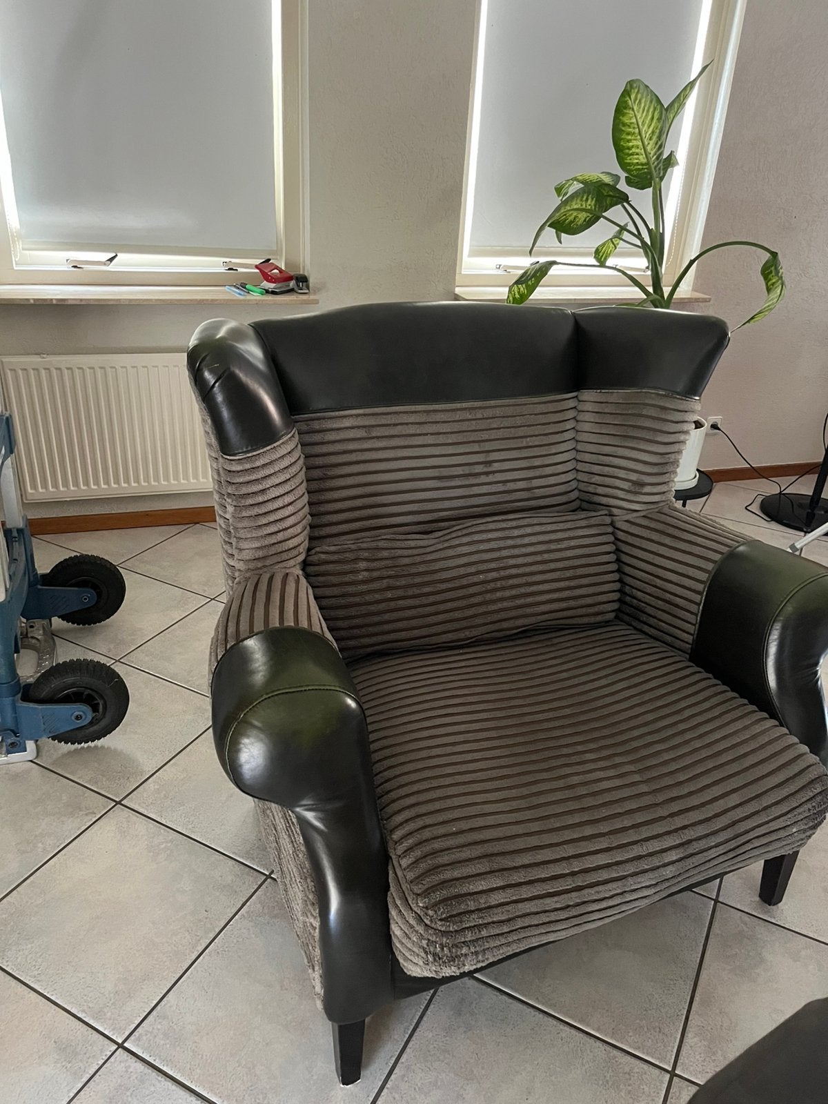 Fauteuils taupe ( Love seat), Ophalen, Zo goed als nieuw, Leer, Gebruikt. Verkoop wegens verhuizing