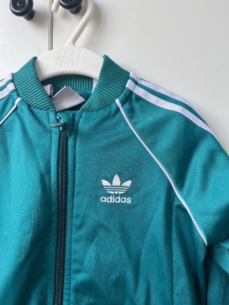 Adidas trainingspak groen maat 98, Adidas, Jongen of Meisje, Ophalen of Verzenden, Zo goed als nieuw
