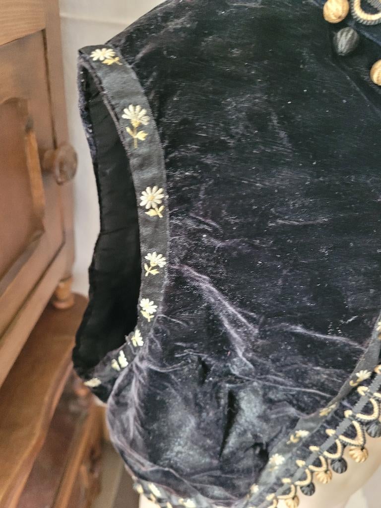 Antiek Victoriaans fluwelen giletje, Antiek en Kunst, Antiek | Kleding en Accessoires, Ophalen of Verzenden, Kinderen