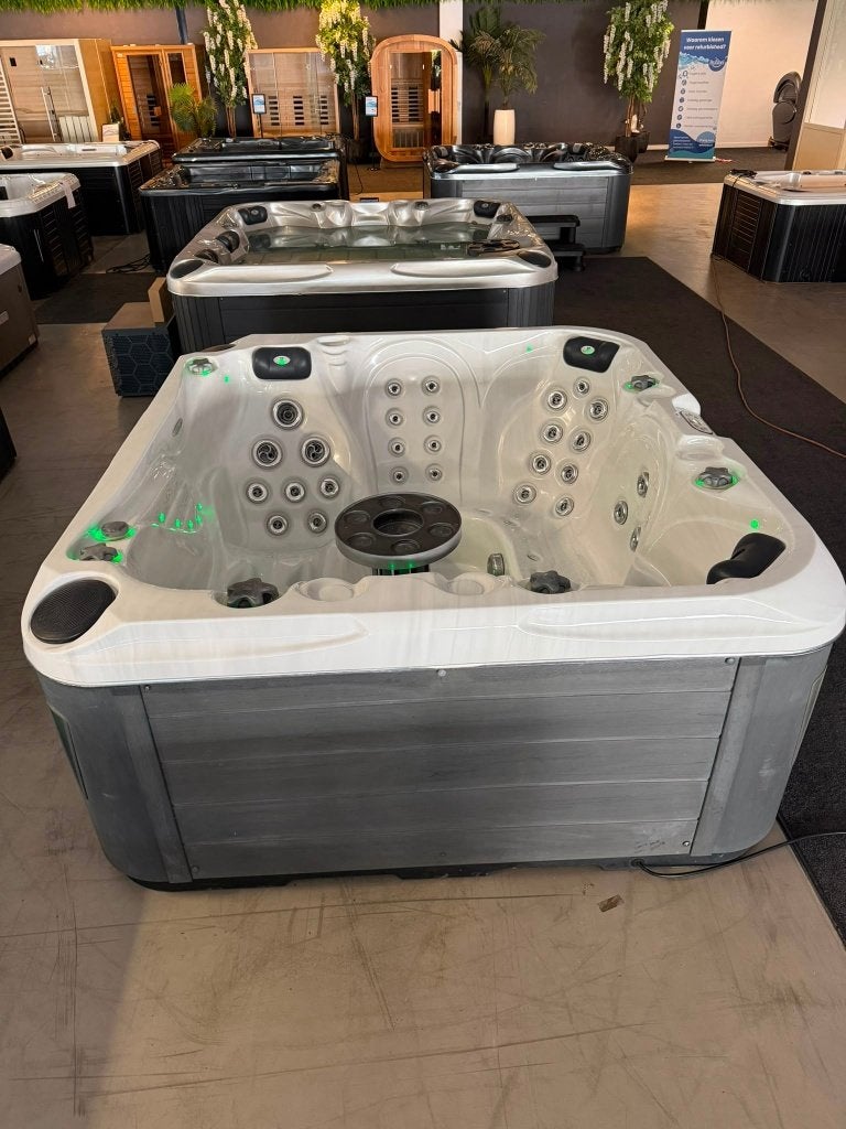Luxe 5-Persoons Spa / Jacuzzi – Bomvol Jets, Tuin en Terras, Bubbelbaden en Hottubs, Ophalen, Zo goed als nieuw, Trap, Vast