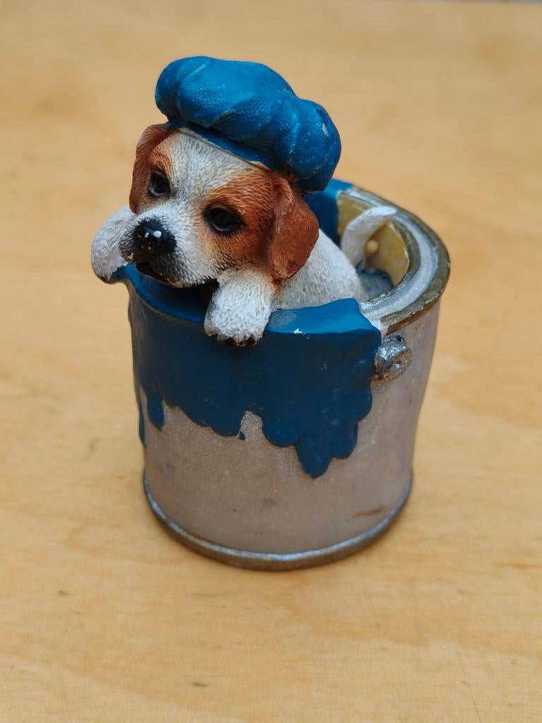 Beeldje hondje in pot met muts op, Ophalen of Verzenden, Zo goed als nieuw, Dier