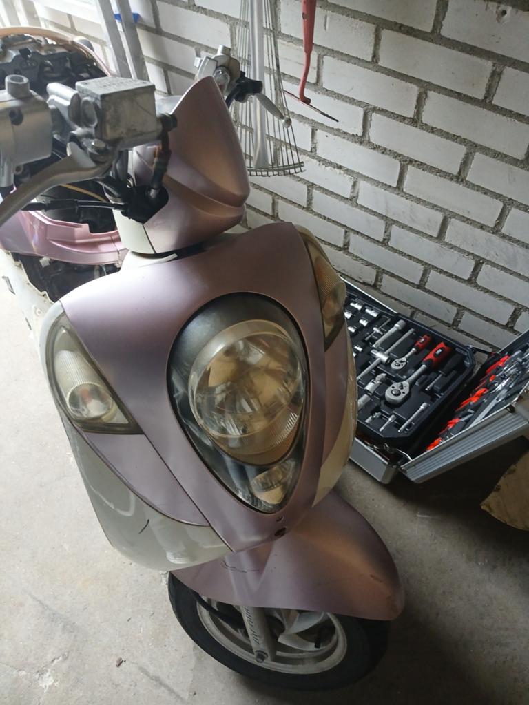 Sym Mio 50 te koop - Loopt niet, schade aan kap, Fietsen en Brommers, Scooters | SYM, Ophalen of Verzenden