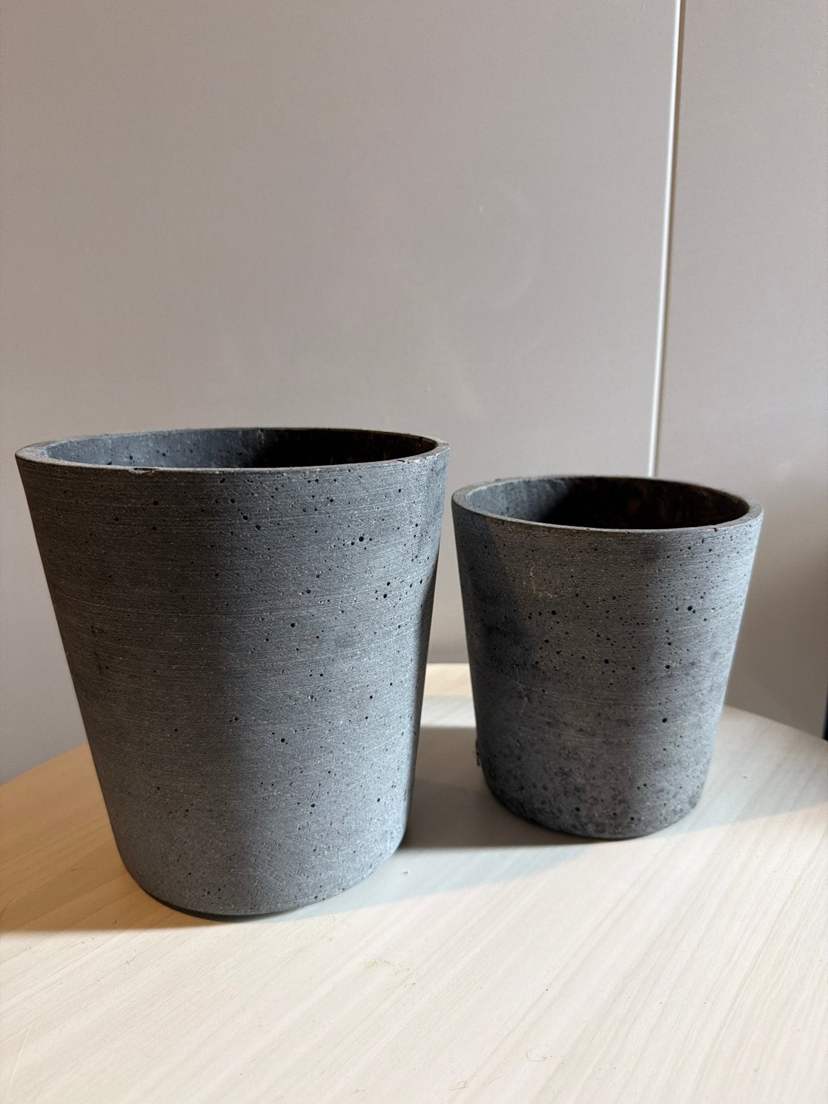 Set van 2 betonnen bloempotten - grijs, Ophalen, Gebruikt, Rond, Binnen