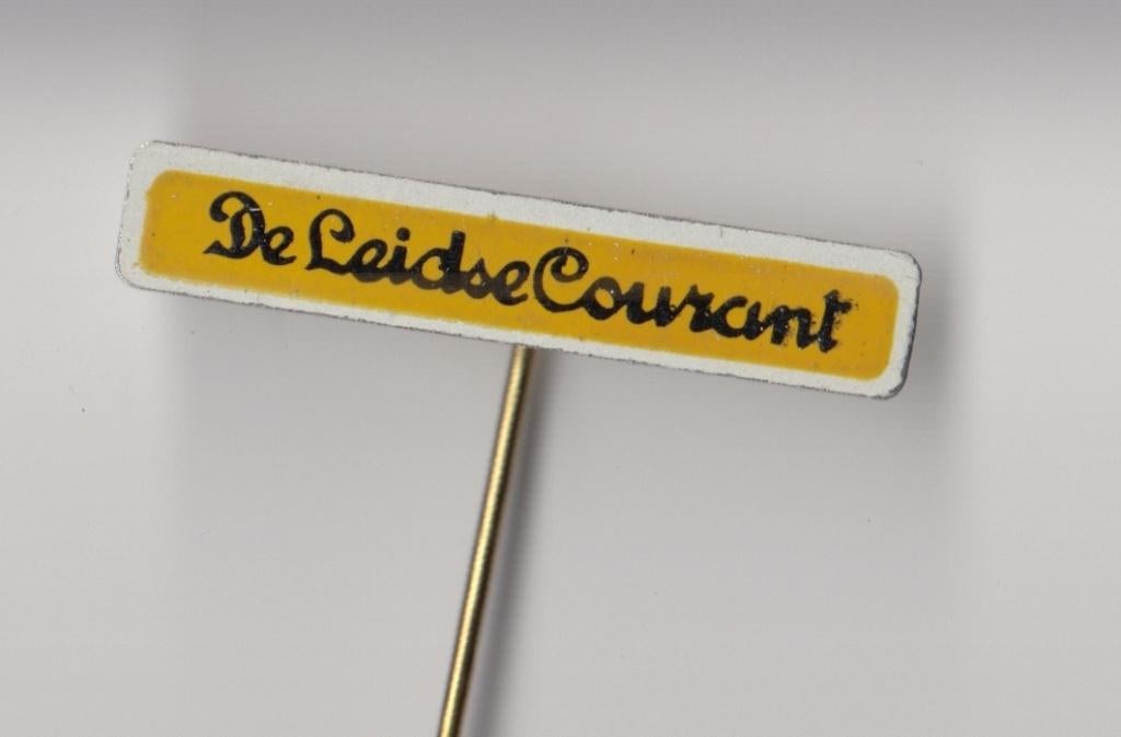 Leiden De Leidsche Courant speldje, Gebruikt, Niet vindbaar, Niet vindbaar, Speldje of Pin