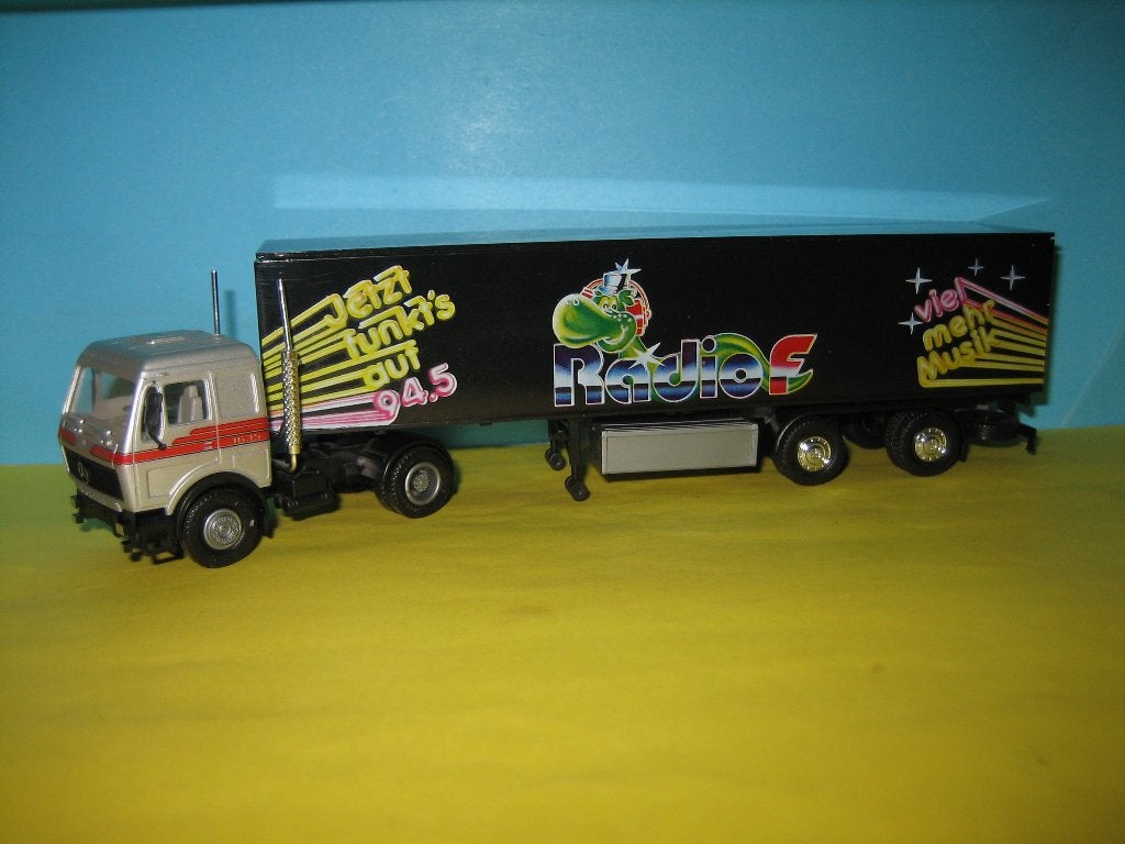 Radio-F  MERCEDES 1835 met oplegger  Herpa, Hobby en Vrije tijd, Modelauto's | 1:87, Ophalen of Verzenden, Zo goed als nieuw, Bus of Vrachtwagen