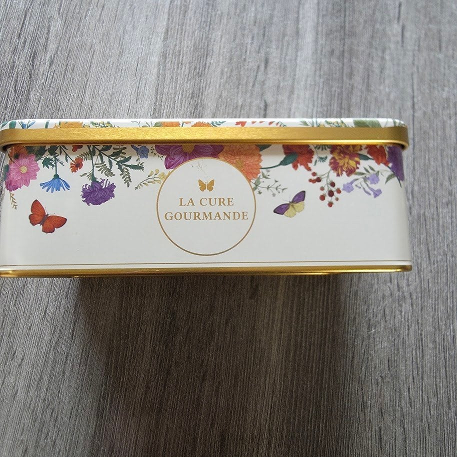 Decoratieve koektrommel La Cure Gourmande bloemen, Verzamelen, Ophalen of Verzenden, Gebruikt, Koek(jes), Overige merken
