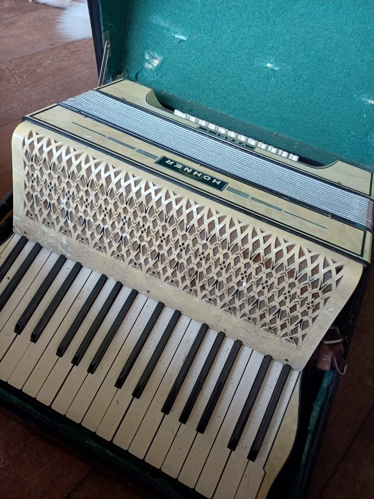 Creme kleurige Hohner Verdi 1 accordion uit de jaren '50, Ophalen, Met koffer, Hohner, 48-bas