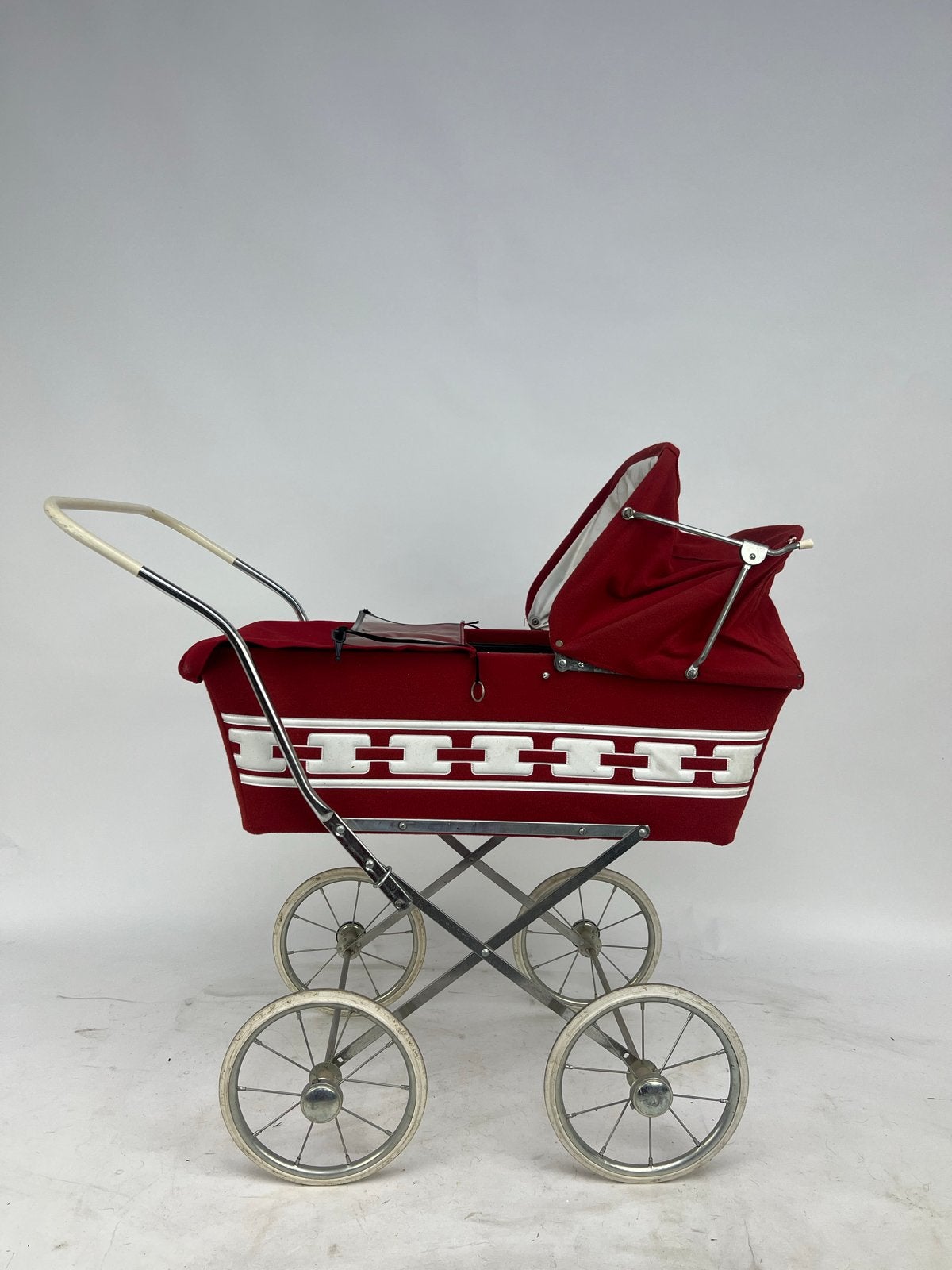 Vintage poppenwagen Rood met Witte Strepen jaren 50, Verzamelen, Poppen, Ophalen of Verzenden, Gebruikt