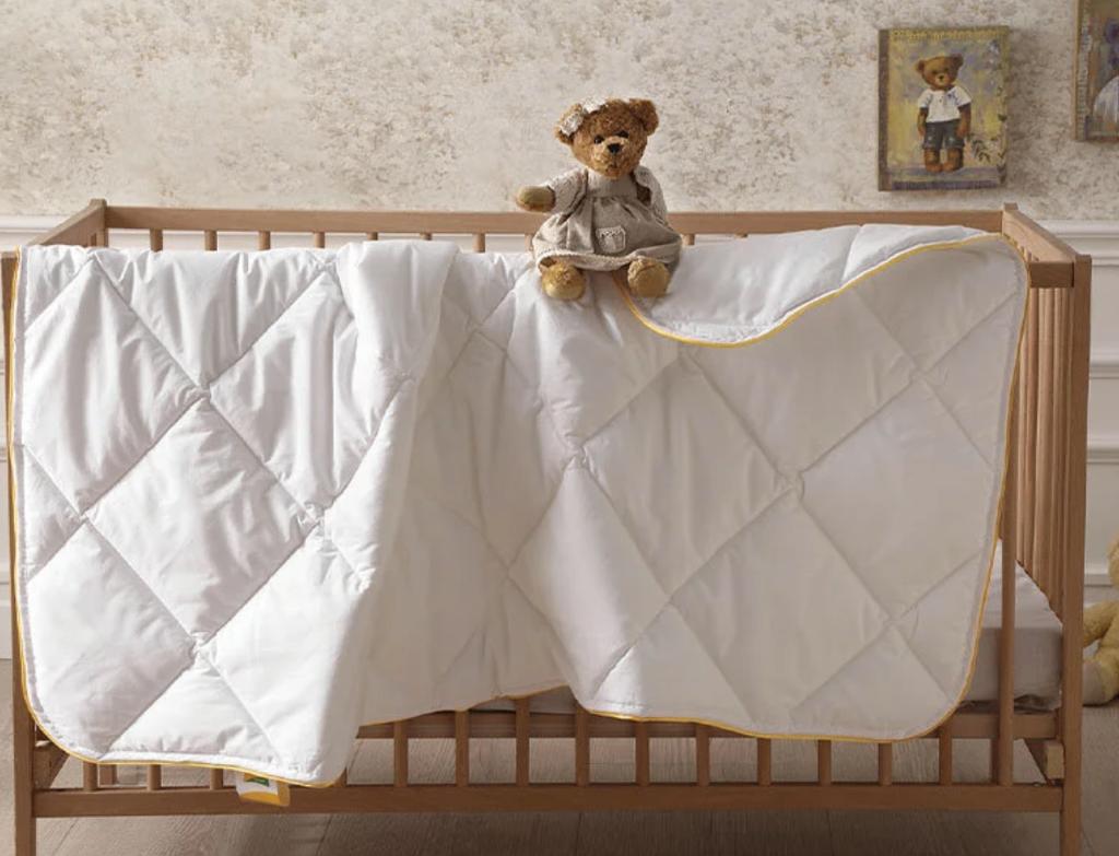 Bijna Nieuw Anti-allergisch Babydekbed van 69 €, Jongetje of Meisje, Wit, Ophalen of Verzenden, Deken of Dekbed