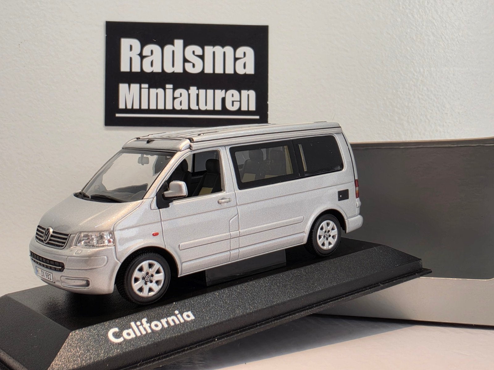 Volkswagen T5 California Camper - Silver - 1:43 Minichamps, Auto, Ophalen of Verzenden, Zo goed als nieuw, MiniChamps