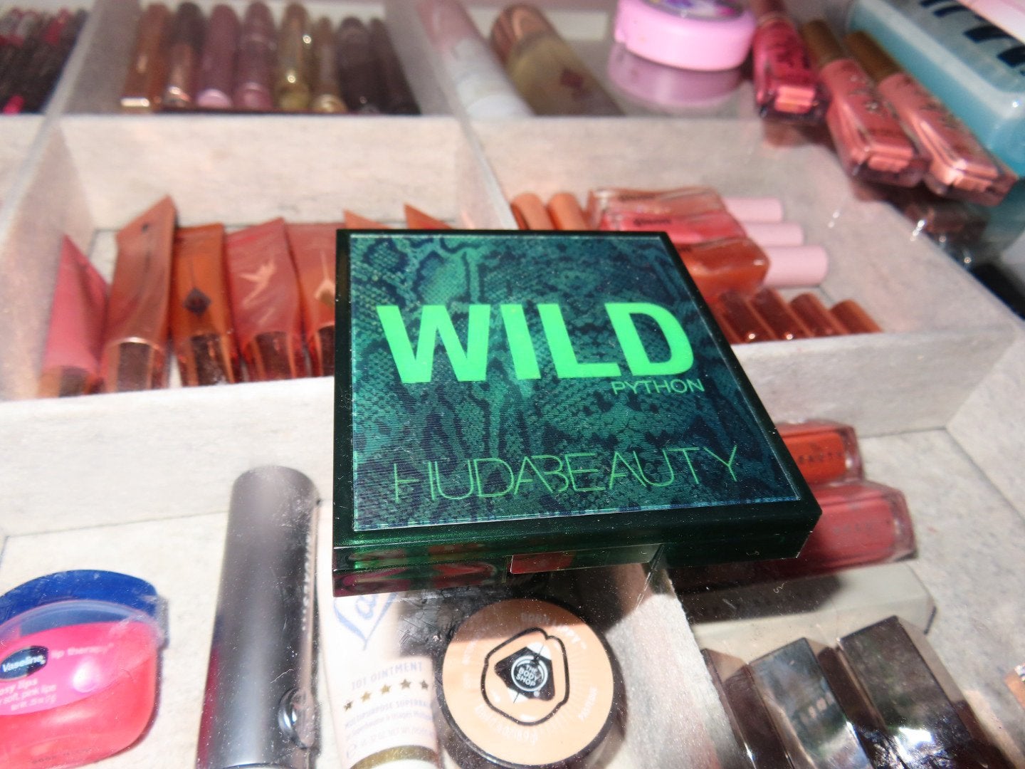 Huda Beauty WILD Python palette, Nieuw, Ophalen of Verzenden, Make-up, Overige kleuren