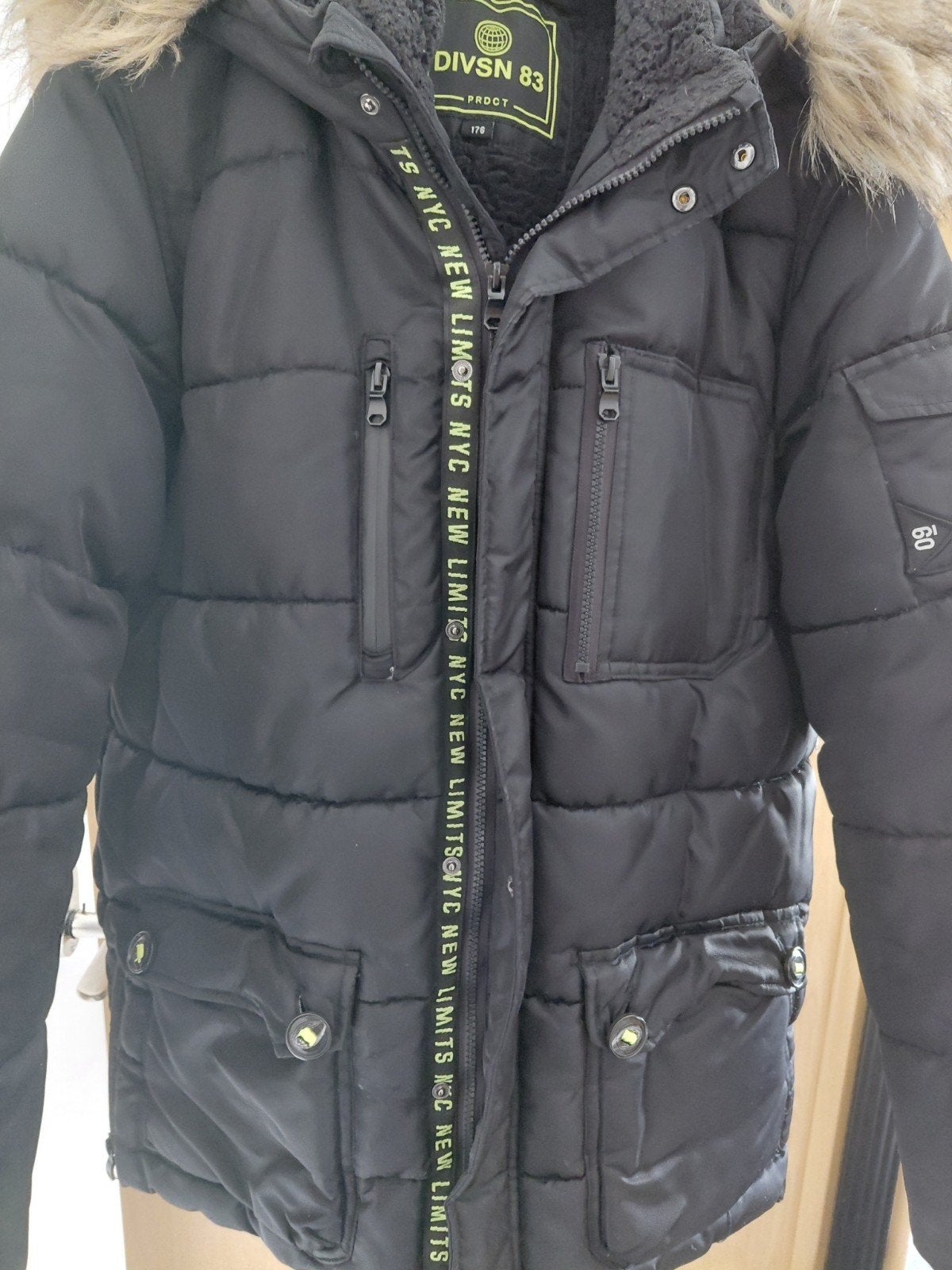 Zwarte winterjas DIVSN 83 met capuchon en bontkraag, Ophalen, Zwart, Zo goed als nieuw, DIVSN 83
