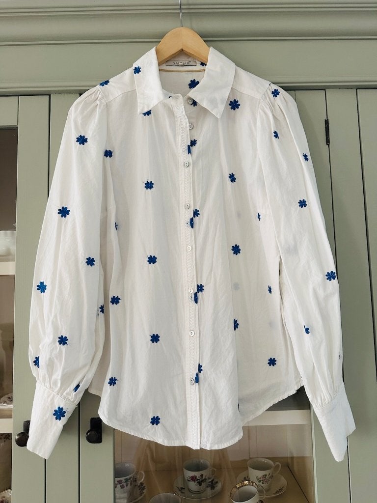 Blouse Nukus Wit met kobalt blauw borduursel maat S zgan, Kleding | Dames, Maat 38/40 (M), Wit, Ophalen of Verzenden, Zo goed als nieuw